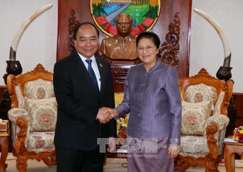 Thủ tướng Chính phủ Nguyễn Xuân Phúc gặp Chủ tịch Quốc hội Lào